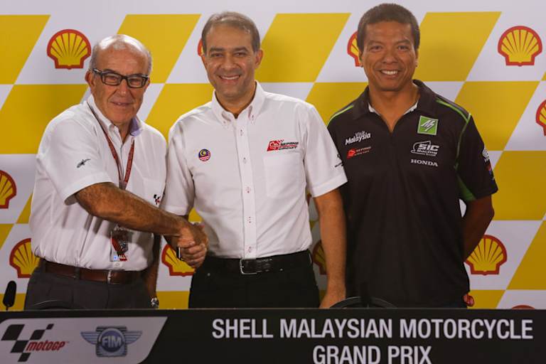 Dorna-CEO Carmelo Ezpeleta, San Sri Azman Yahya, Chairman des Sepang International Circuit und Razlan Razali, CEO des Sepang International Circuit bei der MotoGP-Verzragsverlängerung am Samstag