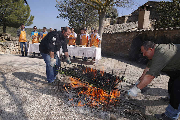 Die Calçots werden über offenem Feuer gegrillt