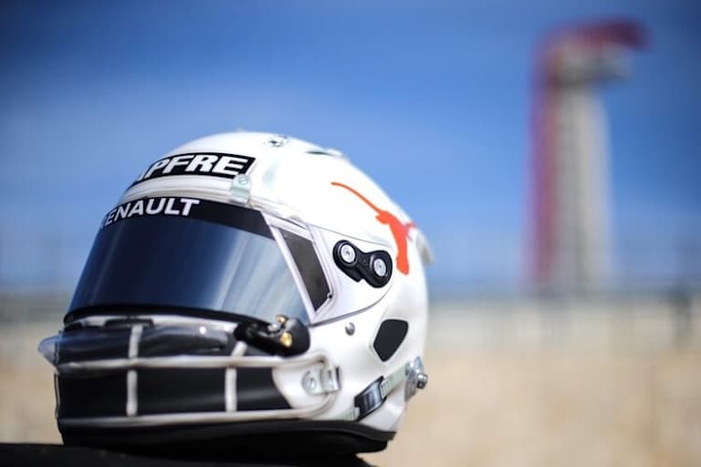 Ricciardo lässt sich in der Stadionpassage ein paar Details erklären