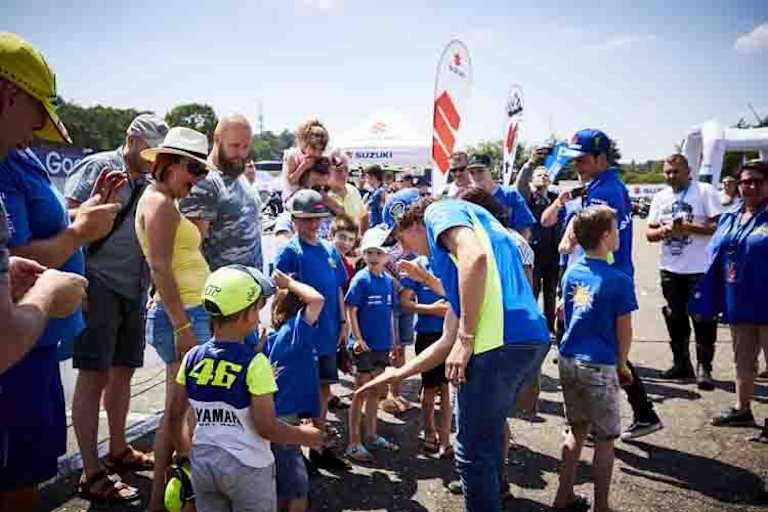 Alex Rins klatscht auch Rossi-Fans ab