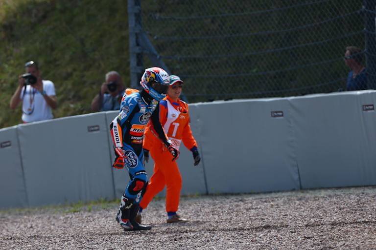 Ein seltener Sturz im Rennen auf dem Sachsenring: Alex Rins