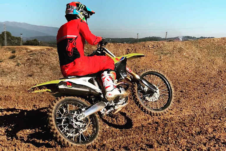 Auch auf der MX-Strecke fährt Rins natürlich Suzuki