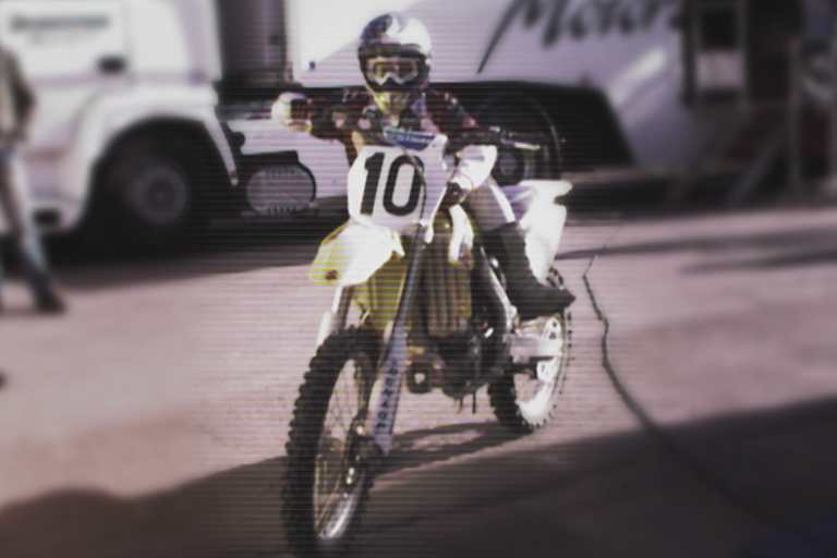 Ken Roczen besteigt zum ersten Mal die Viertakt-Suzuki (restauriertes Bild)