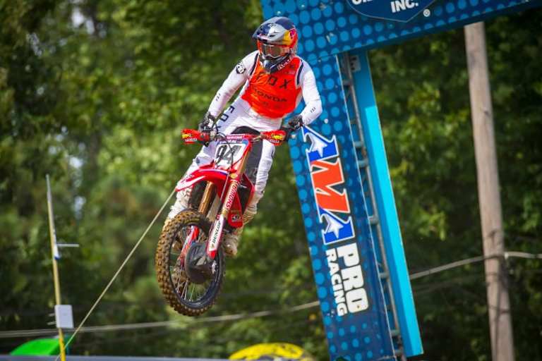 Auf seinem Rennjersey trug Roczen das Logo mit der Startnummer 210, der Nummer von Jonathan Mayzak, der letzte Woche tragisch sein Leben verlor