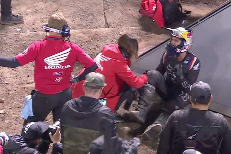 Ken Roczen sitzt nach dem Zieleinlauf mit schmerzendem Bein am Streckenrand
