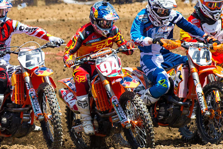 Seit Dungey (5) und Roczen (94) in den USA gewinnen, tauchen immer mehr KTM-Maschinen im Fahrerfeld auf: Hier Matt Goerke (44)
