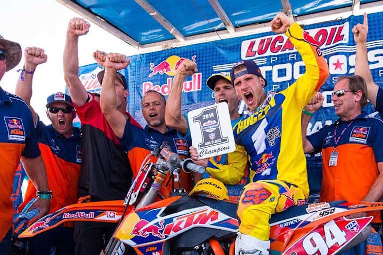 Ken Roczen feiert mit Team und Familie
