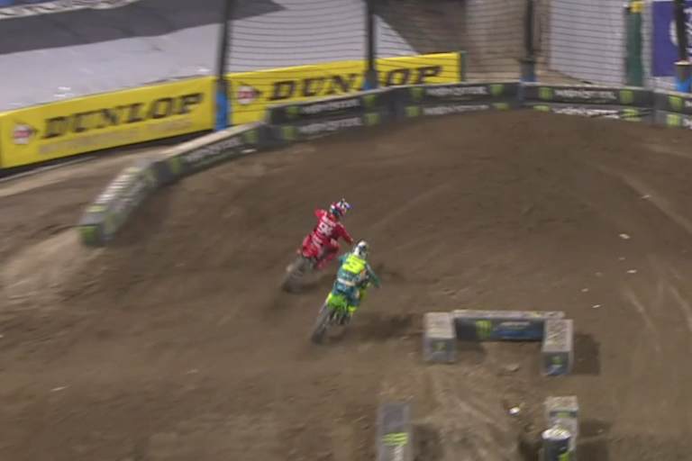 Tomac setzt zum entscheidenden Überholmanöver gegen Ken Roczen an