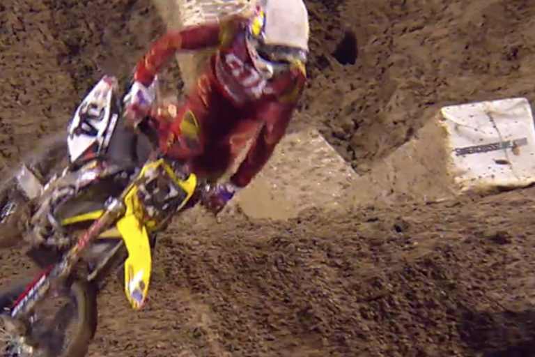 Ken Roczen geht in Führung liegend zu Boden