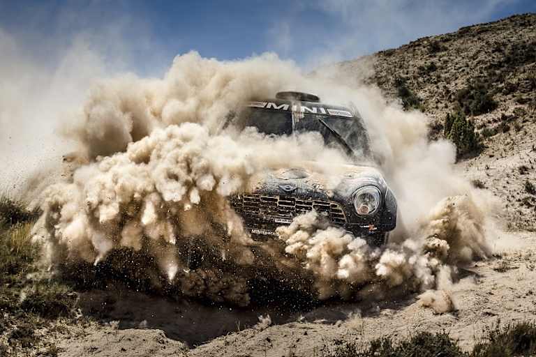 Nani Roma wühlt sich im Staub zum Sieg