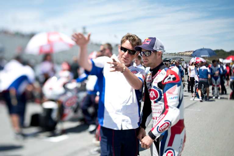 Teammanager Ronald ten Kate (li.) mit Jonathan Rea