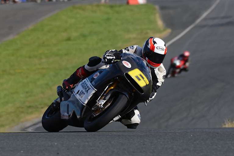 Gefahren wird mit Zweitakt-Rennmaschinen der letzten Ära, meist Productionracer, ehemalige GP-Bikes in den Klassen 125 ccm, 250 ccm und 500 ccm