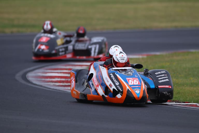 Mike Roscher/Anna Burkard führen die 1000er-Konkurrenz bei den IDM Seitenwagen an