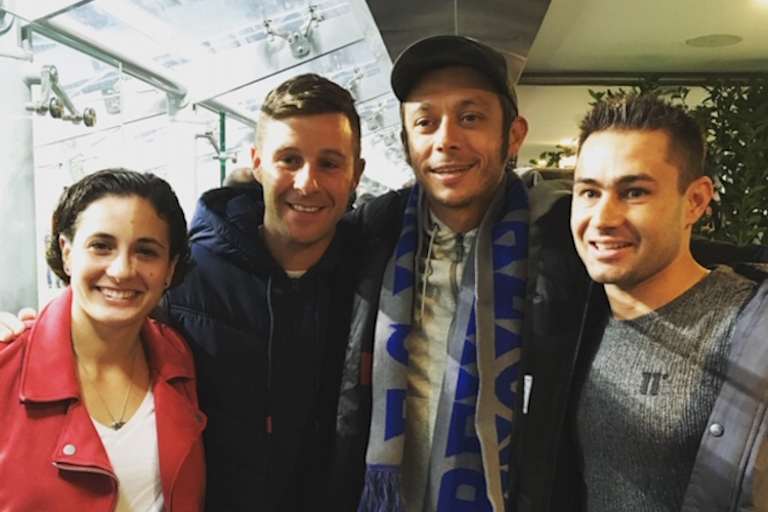 Motorrad-Stars im Fussball-Stadion: Ana Carrasco, Jonathan Rea, Valentino Rossi und Leon Haslam 