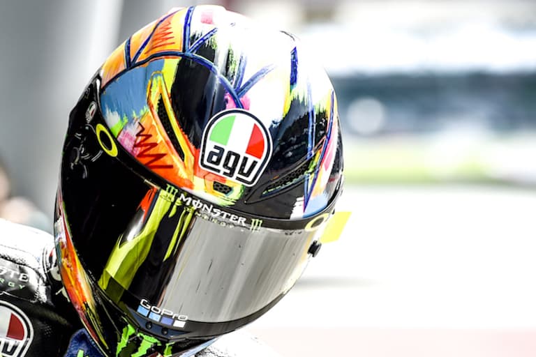 Der Kopfschutz des neunfachen Weltmeisters wurde mit einem Pinsel bemalt