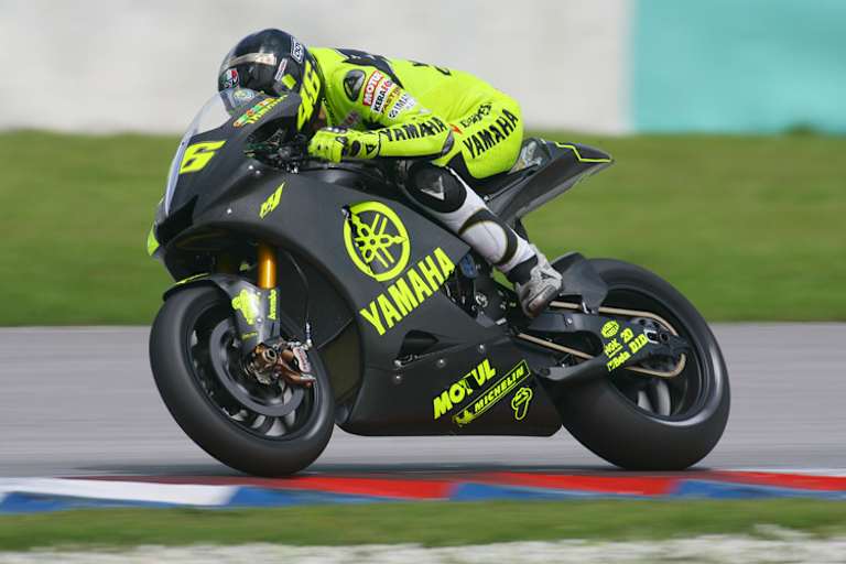 Rossi auf der Yamaha 2007 in Sepang: Dank Pelz keine kalten Füsse bei 38 Grad...