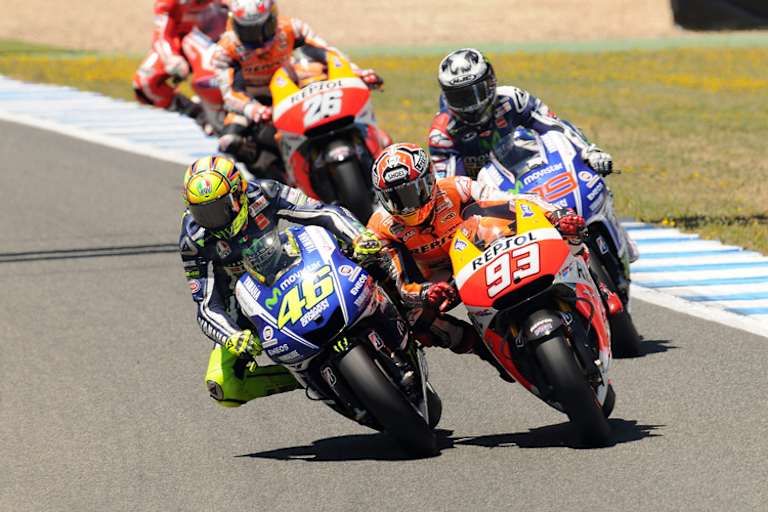 Harte Bandagen: Valentino Rossi (46) gegen Marc Márquez (93)