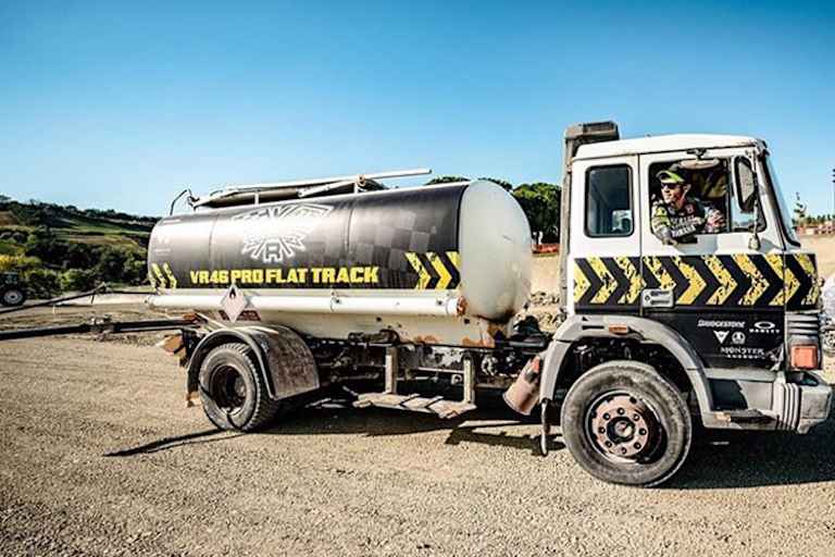 Rossi als Beifahrer beim Bewässern der Strecke