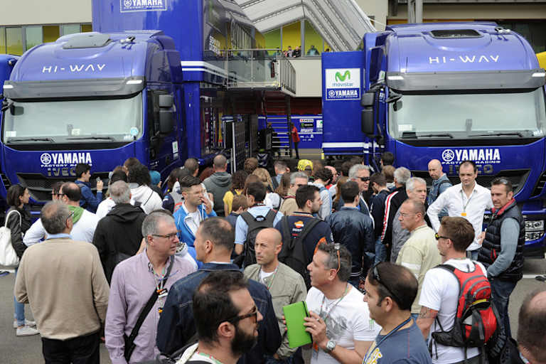 Die vielen Rossi-Fans im Paddock: Sein Autogramm war trotzdem begehrt