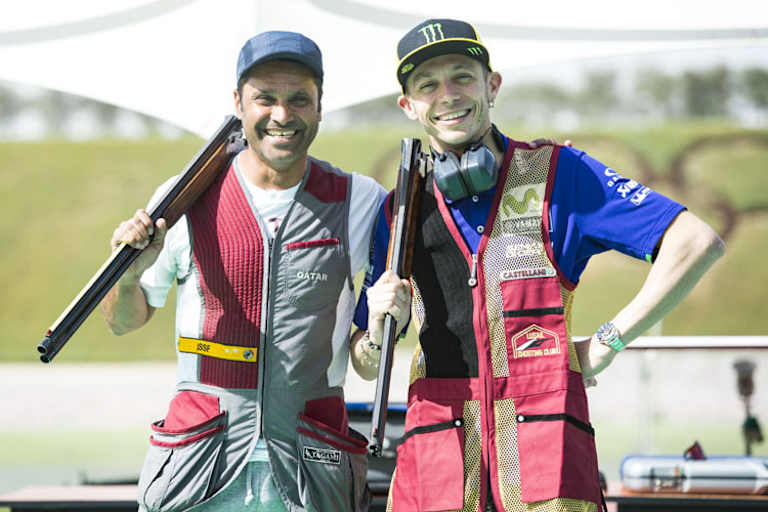Die Tontaubenschützen Nasser Al-Attiyah und Valentino Rossi