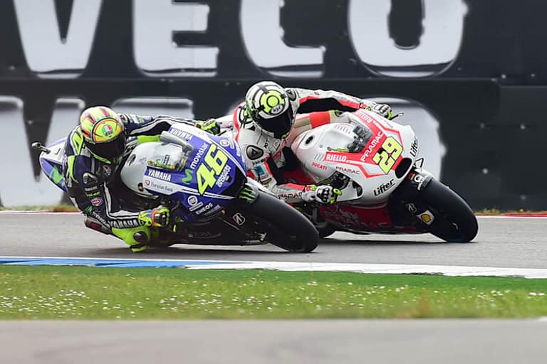 Assen-GP 2014: Valentino Rossi (46) schnappt sich Andrea Iannone