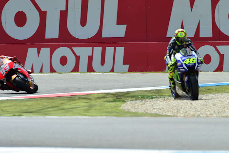 2015: Rossi siegt nach einem Abstecher in den Kies