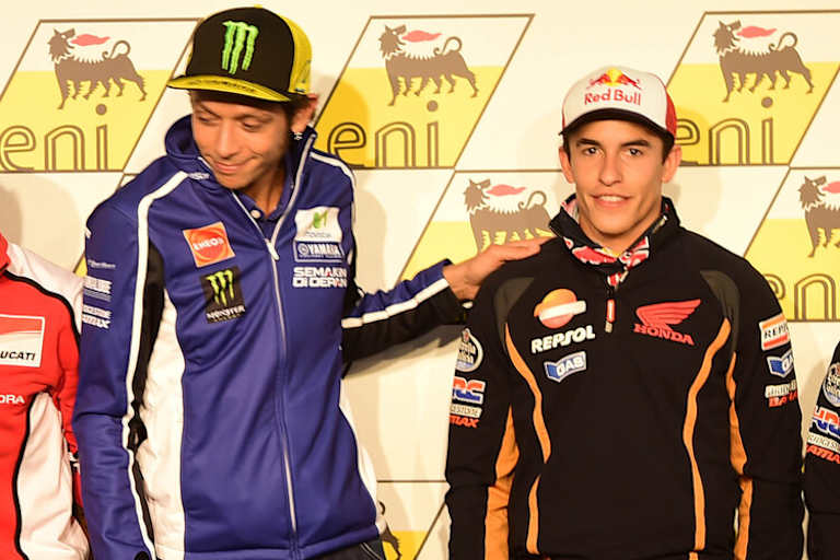 Valentino Rossi heute mit Márquez bei der Pressekonferenz auf dem Sachsenring
