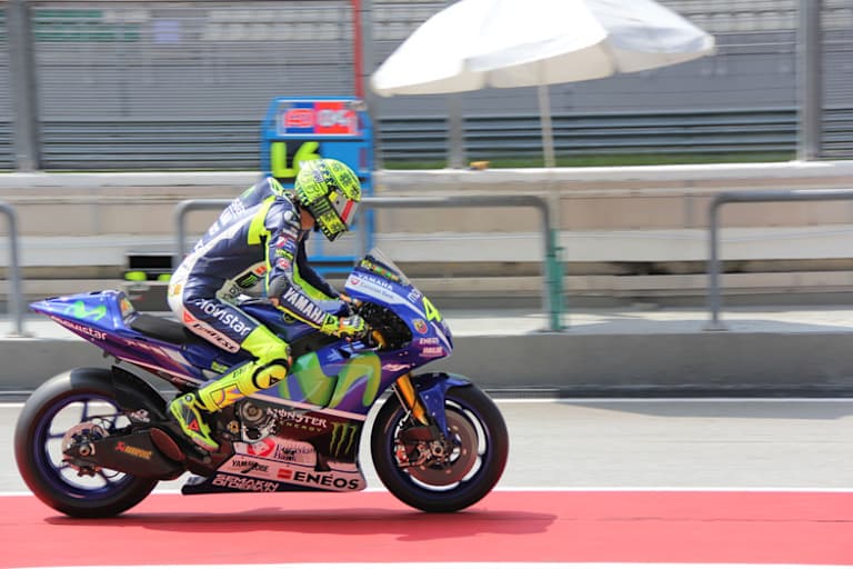 Donnerstagvormittag in Sepang: Rossi startet seine Rückkehr zu Michelin, die Bridgestone-Aufkleber sind entfernt worden