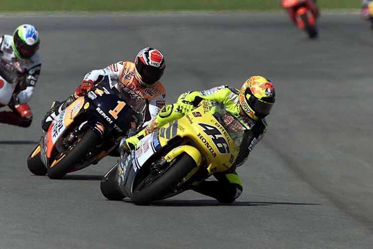 Vor Weltmeister Alex Crivillé (Honda/Nr. 1) zeigte Rossi beim Debüt wenig Respekt