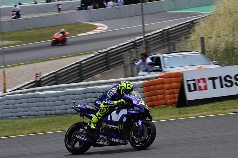 Valentino Rossi auf Platz 3, hinten ist Pedrosa zu sehen