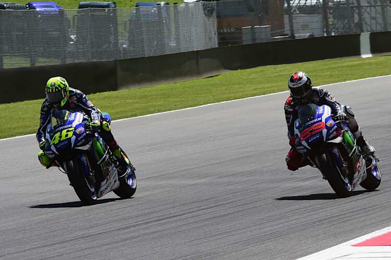 Im Rennen: Valentino Rossi attackiert Jorge Lorenzo