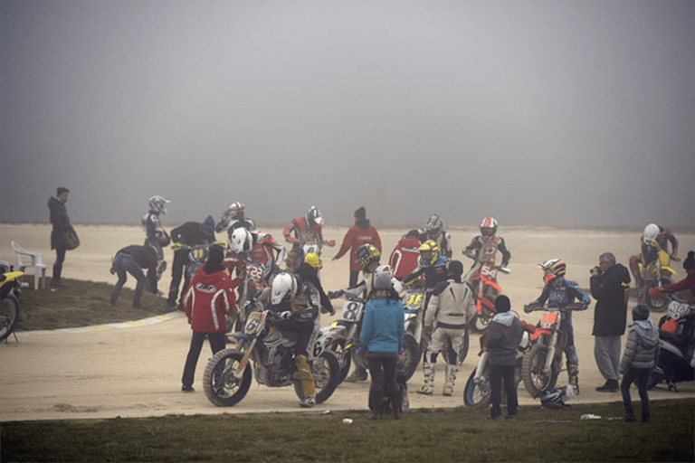 Rossi trat gegen WM-Kollegen, Freunde und die Fahrer der VR46-Academy an