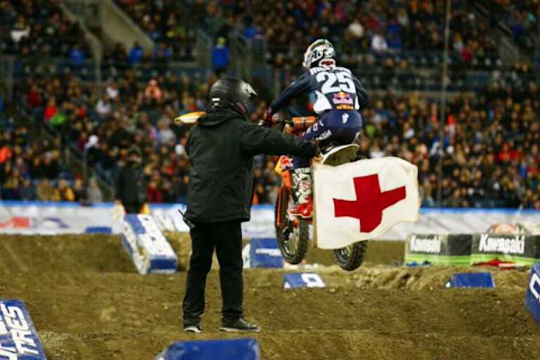 Es ist deutlich zu erkennen, dass Musquin trotz geschwenkter Rotkreuzflagge springt