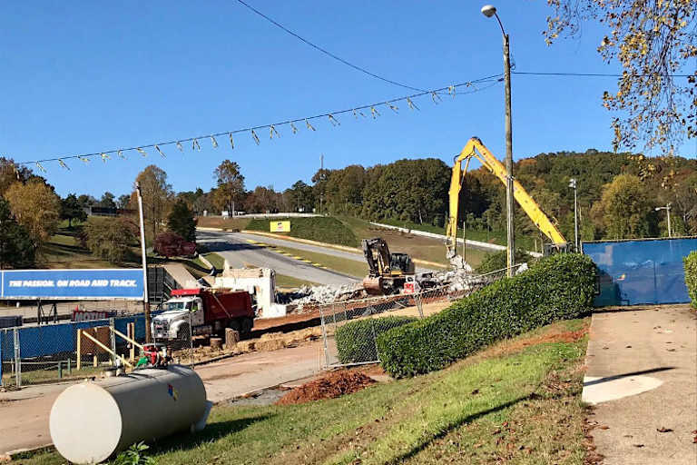 Bagger haben das Gebäude in Road Atlanta dem Erdboden gleichgemacht