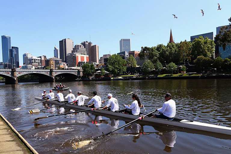 Die MotoGP-Piloten ruderten auf dem Yarra River 