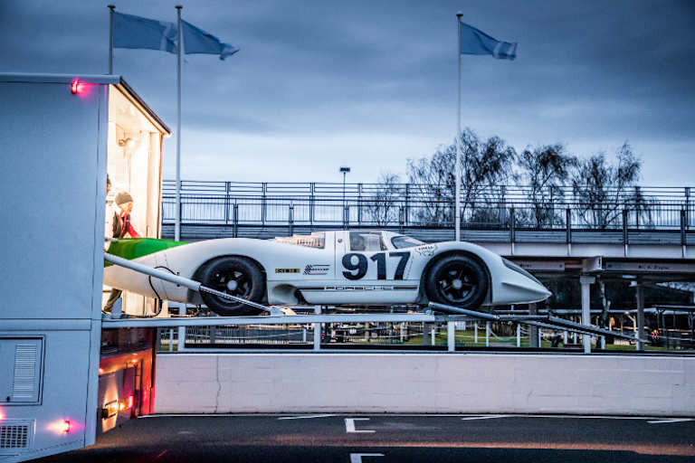 Der Porsche 917-001 wird in Goodwood ausgeladen