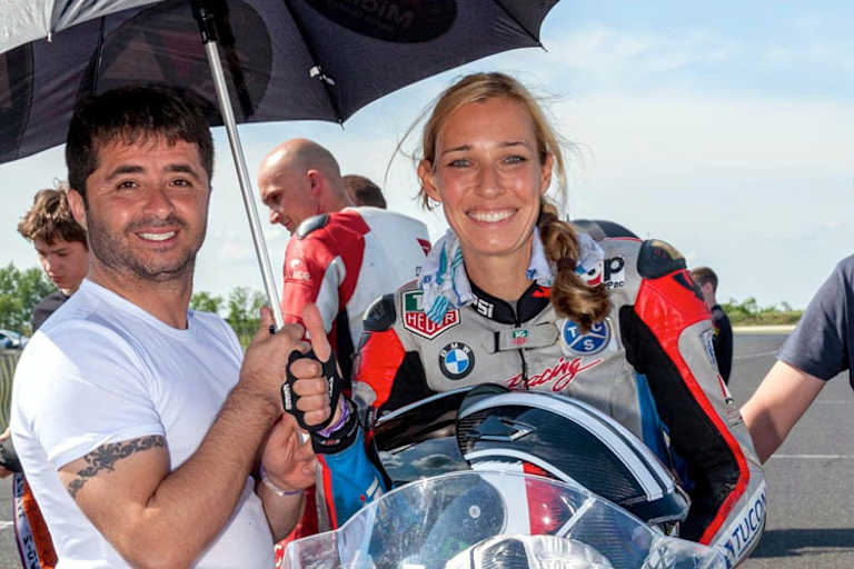 Sabine Holbrook wird von ihrem Kollegen Nuri Yilmaz beschirmt