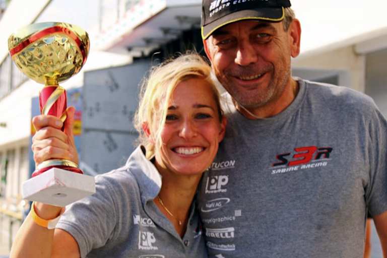 Sabine Hoolbrock freut sich über den Rundenrekord 