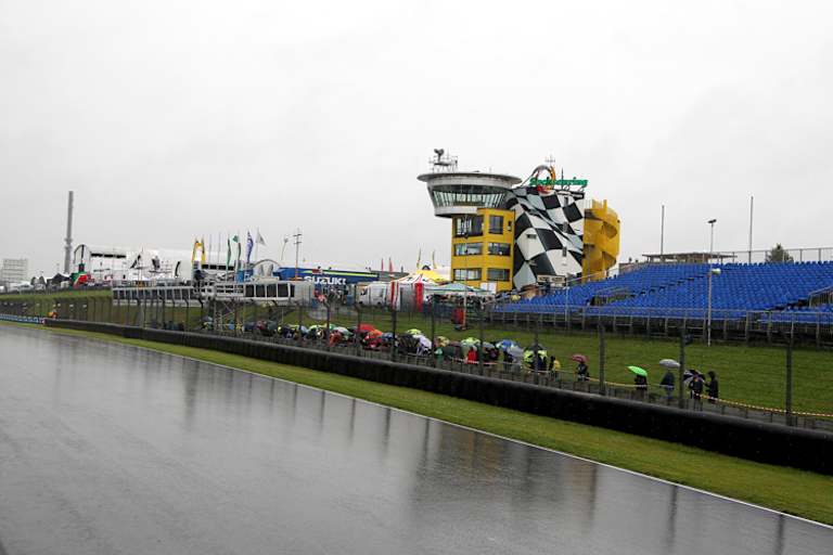Regen soweit das Auge reicht: Der Sachsenring am Donnerstagnachmittag