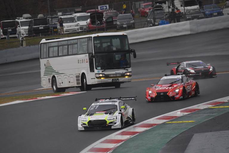 Mehrere Reisebusse zuckelten über die Strecke...