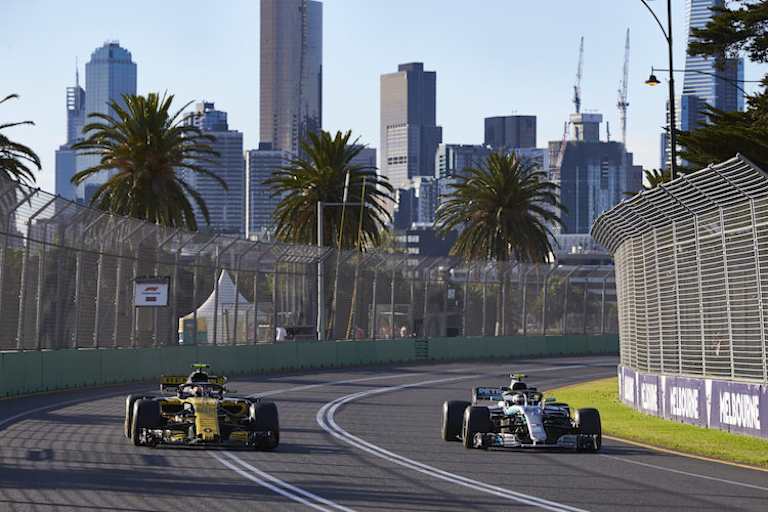 Carlos Sainz (im Bild mit Lewis Hamilton) 