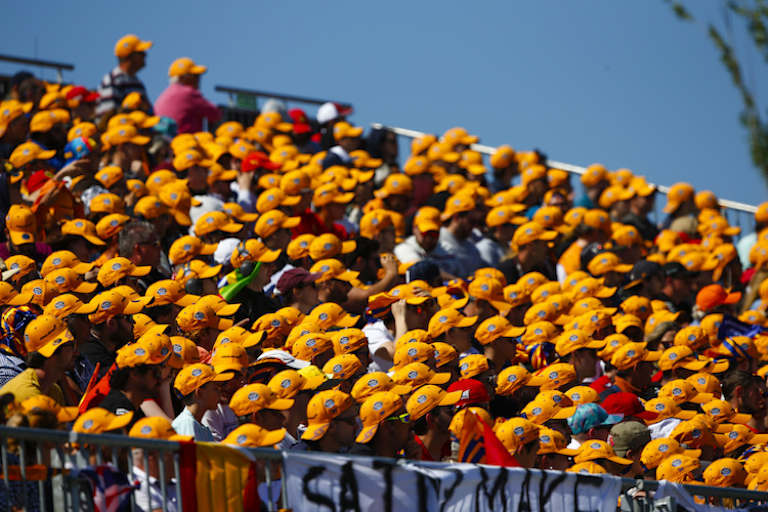 Die Fan-Tribüne von Sainz