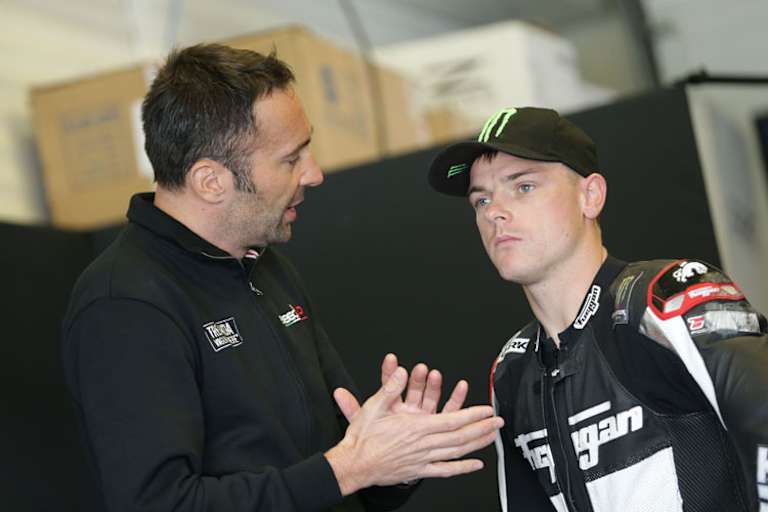 Speed-Up-Neuzugang Sam Lowes (re.) mit einem Techniker