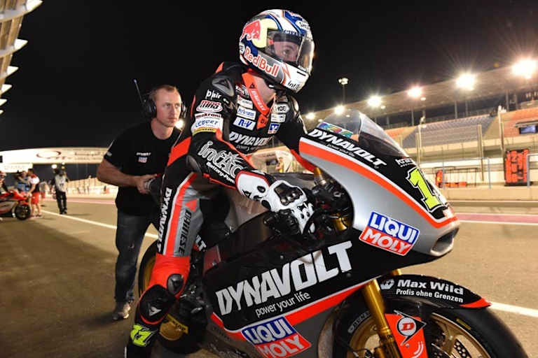 Sandro Cortese wird von Dynavolt-Mechaniker Manuel Mickan auf die Reise geschickt