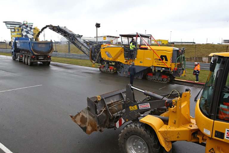 Die Maschinen für die Abfräsung des alten Asphaltes begannen am heutigen Freitag auf der Start- und Zielgeraden mit der Arbeit