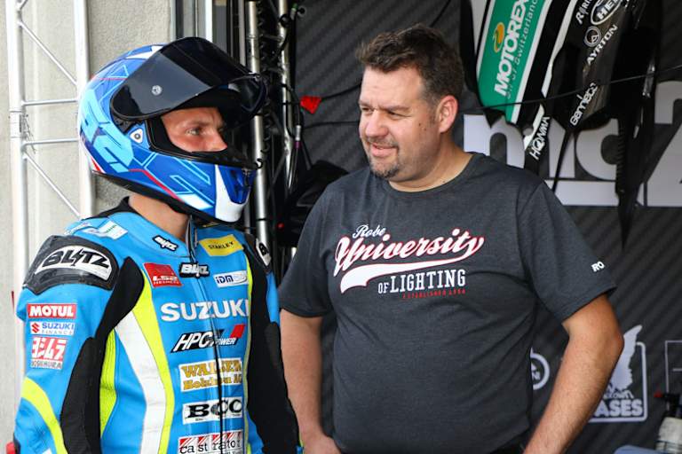 Der Schweizer mit Teamchef Denis Hertrampf