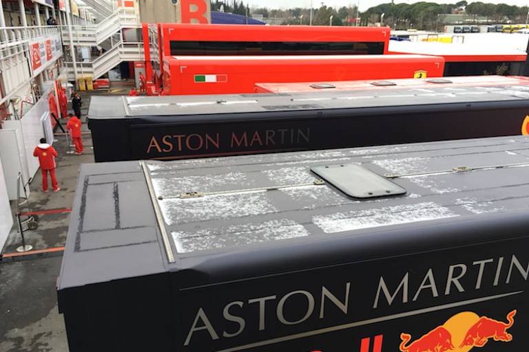 Ein seltener Anblick: Schnee im Fahrerlager