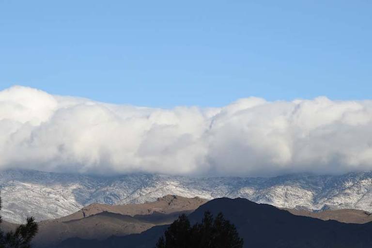 Trotz Sonnenschein liegt auf den Hügeln hinter der Strecke Schnee