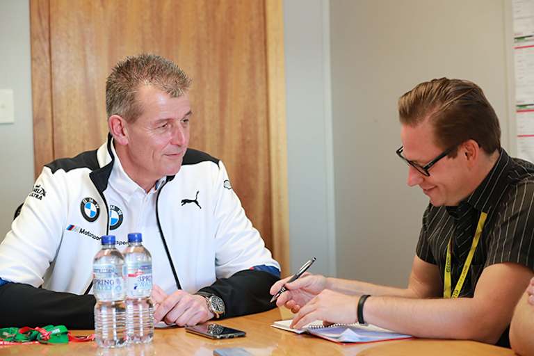 BMW-Chef Schramm (li.) im Gespräch mit SPEEDWEEK-Redakteur Ivo Schützbach