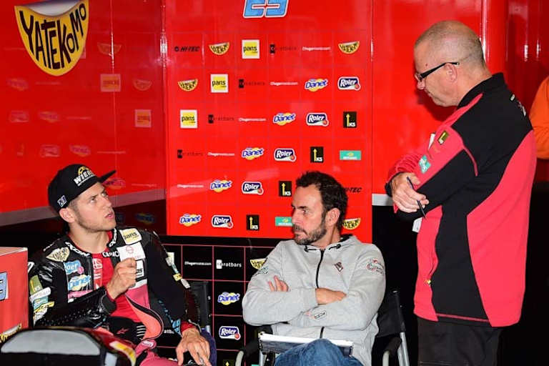 Marcel Schrötter mit Alex Baumgärtel von Kalex und Axel Pons' Crew-Chief Alfred Willeke